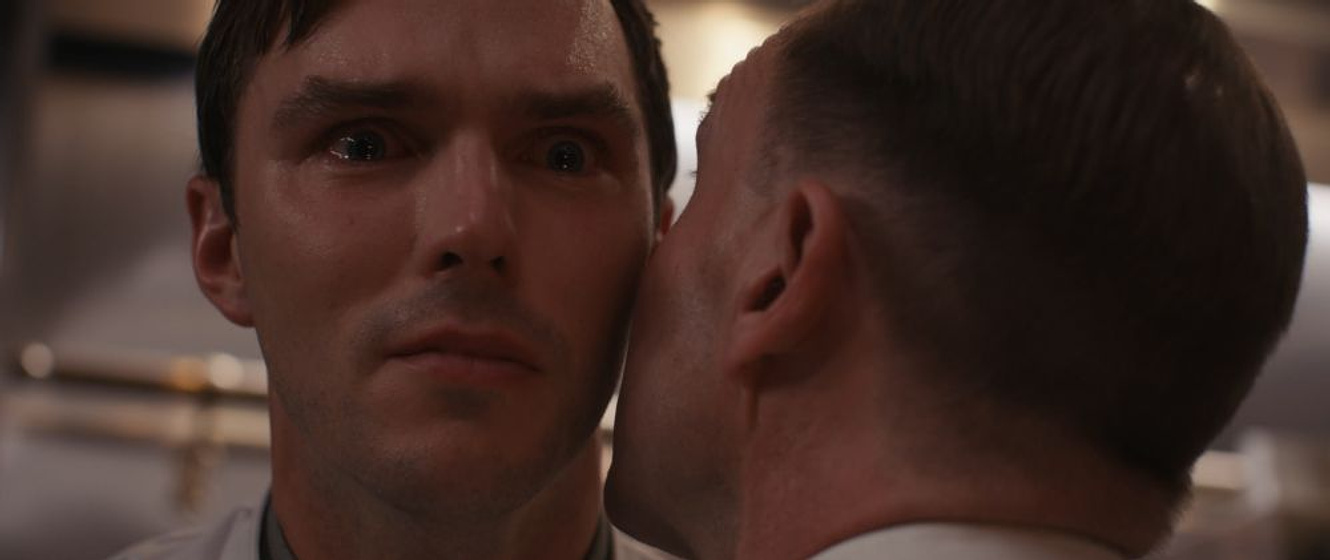 Ralph Fiennes y Nicholas Hoult en El Menú