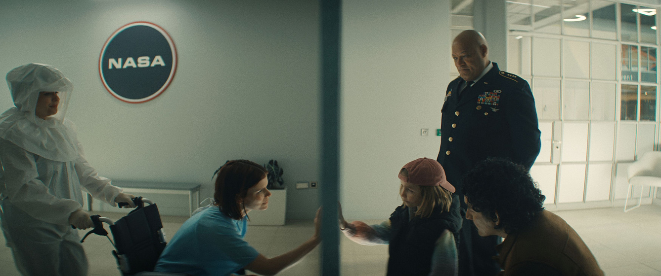 Laurence Fishburne y Kate Mara en La Astronauta