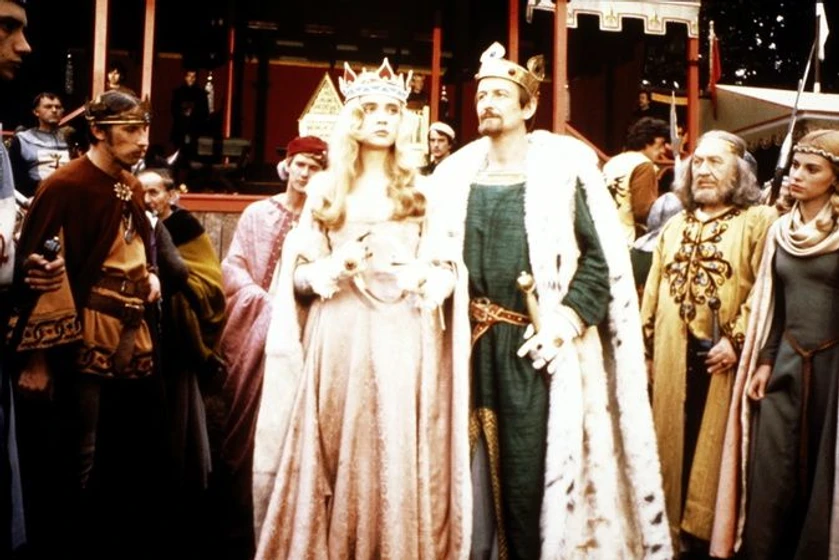 Lysette Anthony y Ronald Pickup en ivanhoe-1982