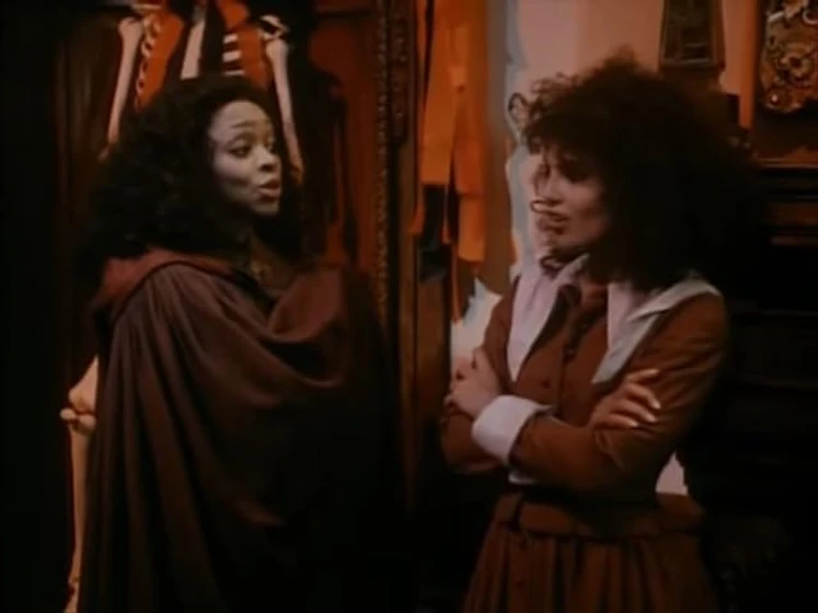Jonelle Allen y Shari Belafonte en la-noche-del-baile-de-medianoche