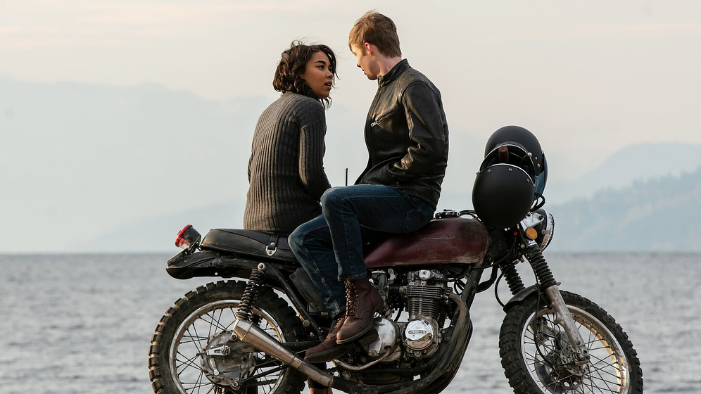Alexandra Shipp y Nicholas Hamilton en Un Amor Sin Fin