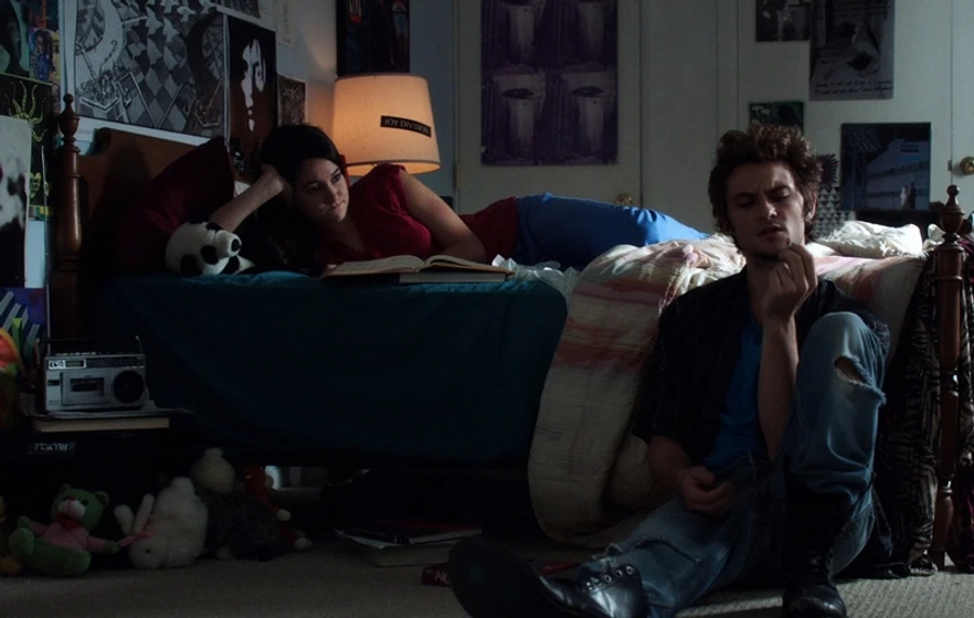 Shiloh Fernandez y Shailene Woodley en pajaro-blanco-de-la-tormenta-de-nieve