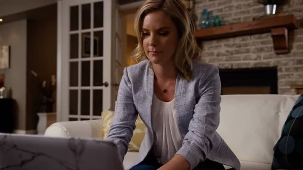 Cindy Busby en Extraños Bajo el Mismo Techo