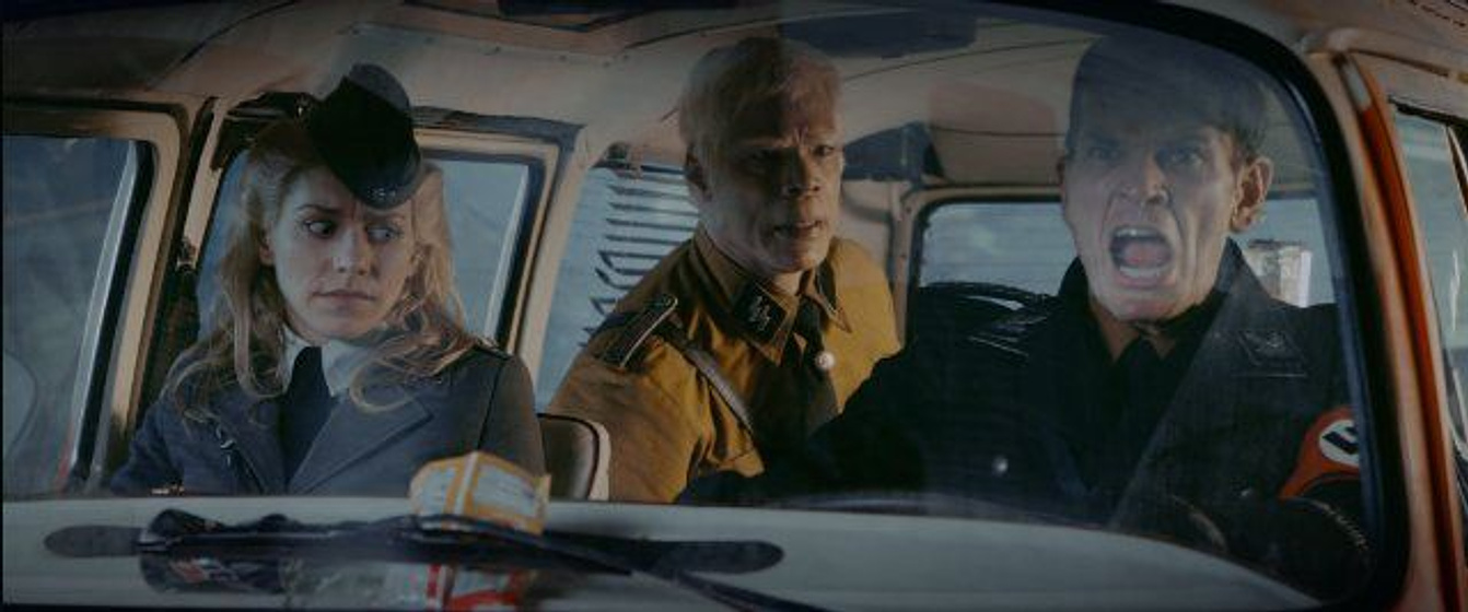 Götz Otto, Christopher Kirby y Julia Dietze en Iron Sky