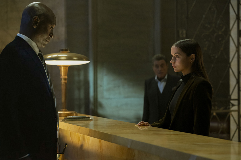 Ian McShane, Ana de Armas y Marc Cram en Ballerina