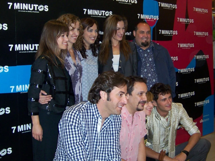 Marta Etura, Pilar Castro, Daniela Féjerman, Luis Callejo, Asier Etxeandia, Juanma Cifuentes, Cristina Alcázar, Toni Acosta y Antonio Garrido en 7-minutos