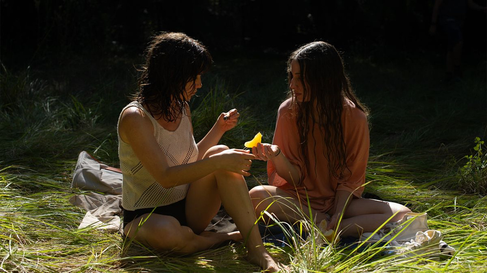 María Valverde y Bruna Cusí en All We Cannot See