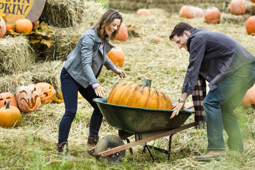 Sam Jaeger y Ashley Williams en un-beso-en-otono