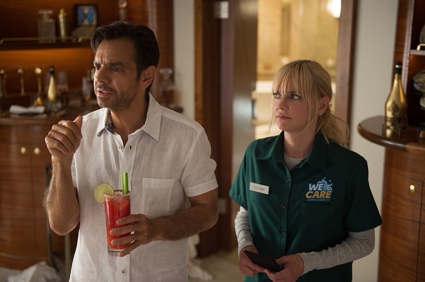 Anna Faris y Eugenio Derbez en Un Mar de enredos