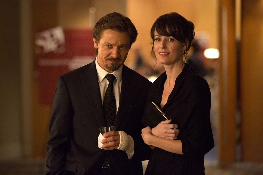 Jeremy Renner y Rosemarie DeWitt en Matar al mensajero