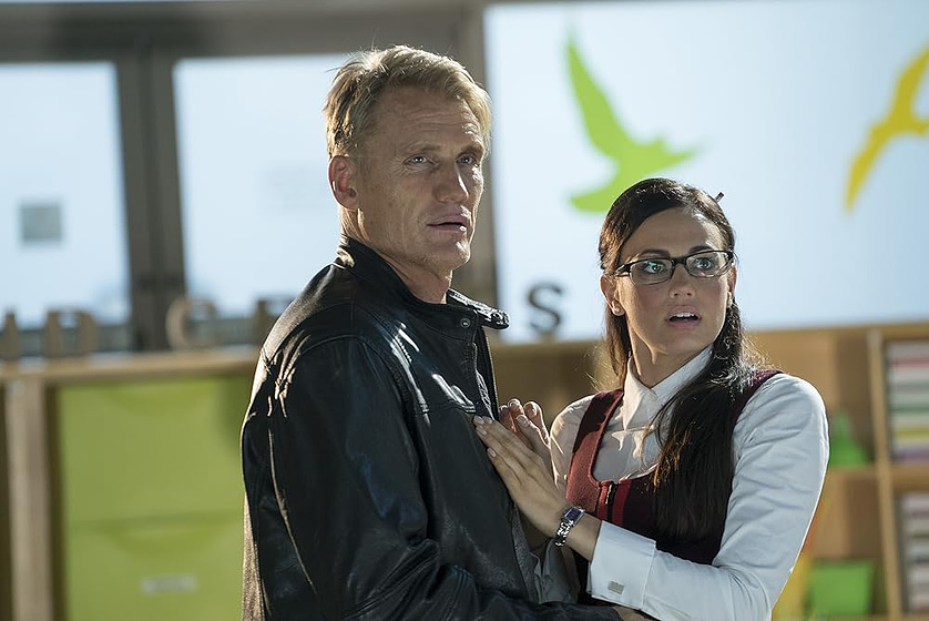 Dolph Lundgren y Darla Taylor en Poli de Guardería 2