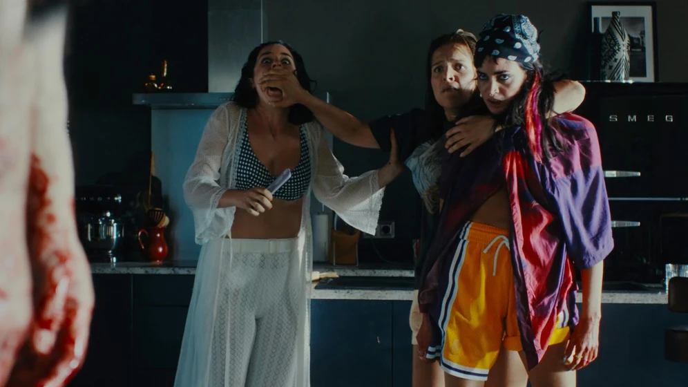 Noémie Merlant, Souheila Yacoub y Sanda Codreanu en Las Chicas del Balcón