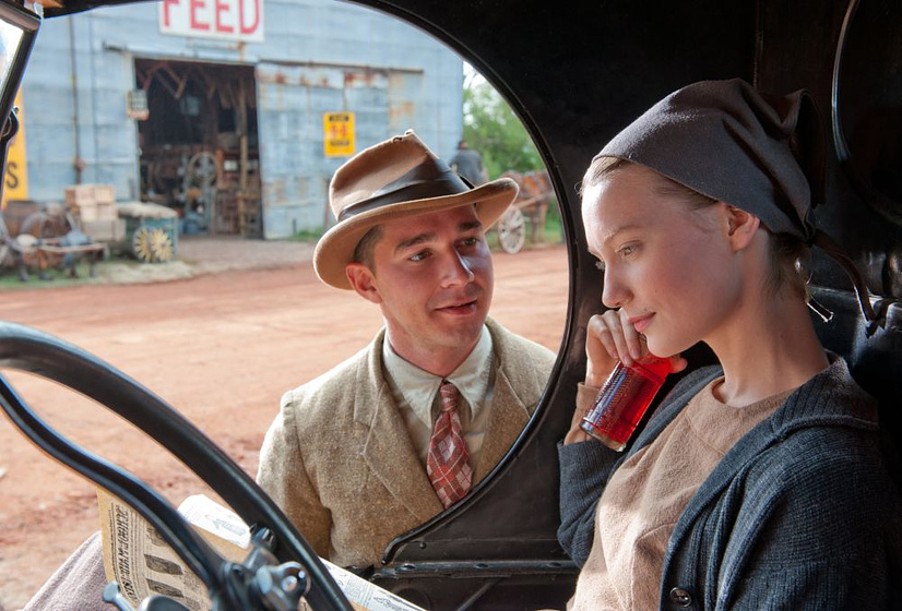 Shia LaBeouf y Mia Wasikowska en Sin ley
