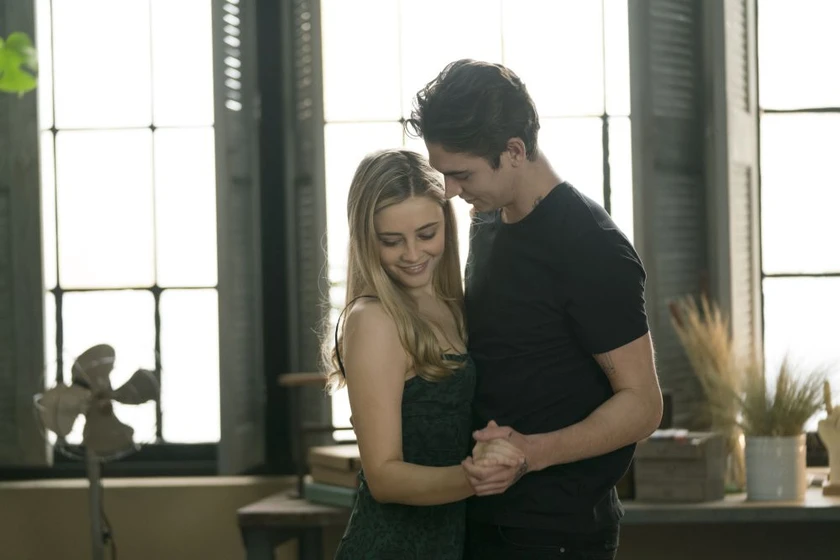 Josephine Langford y Hero Fiennes Tiffin en after-amor-infinito
