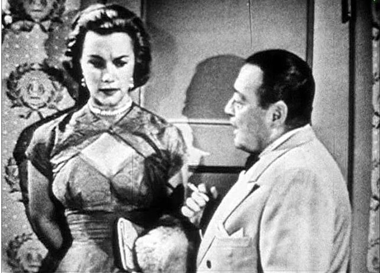 Peter Lorre y Linda Christian en casino-royale-1954
