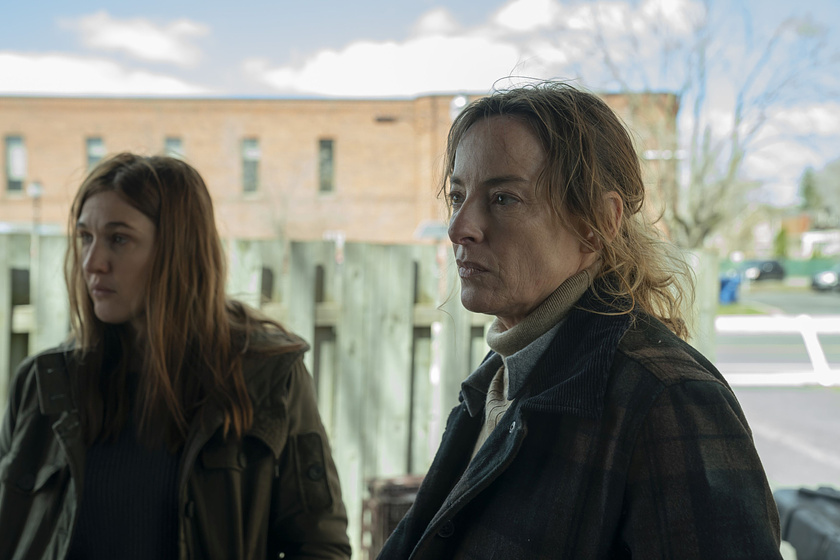 Pascale Bussières y Mylène MacKay en corbeaux