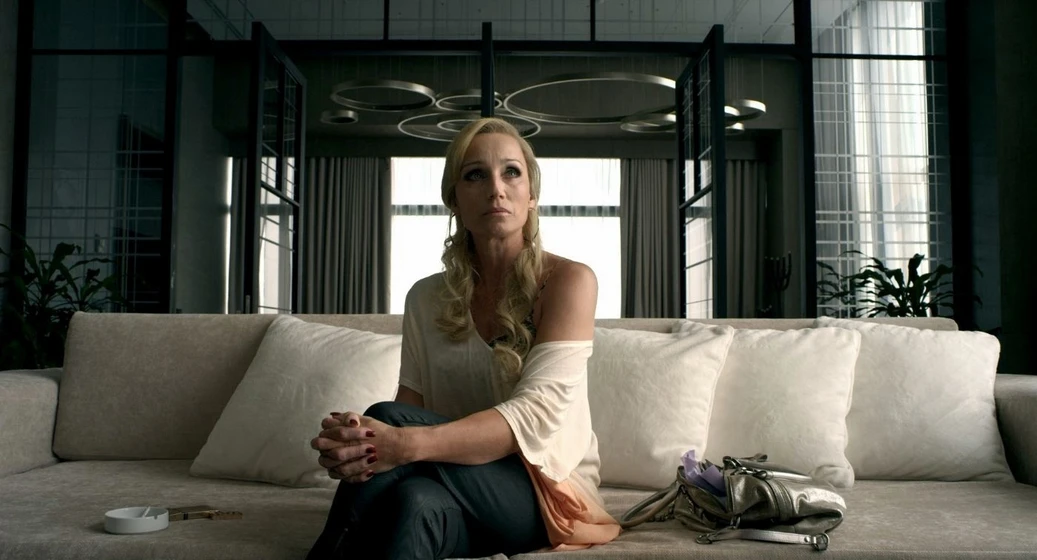 Kristin Scott Thomas en solo-dios-perdona