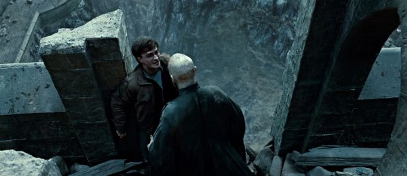 Ralph Fiennes y Daniel Radcliffe en harry-potter-y-las-reliquias-de-la-muerte-segunda-parte