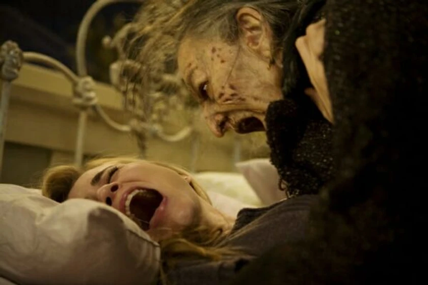 Alison Lohman y Lorna Raver en arrastrame-al-infierno