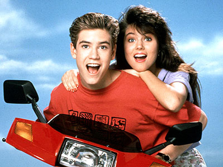 Tiffani Thiessen y Mark-Paul Gosselaar en Salvados por la Campana