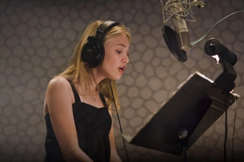 Dakota Fanning en los-mundos-de-coraline