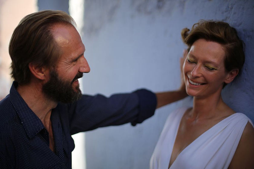 Ralph Fiennes y Tilda Swinton en Cegados por el Sol