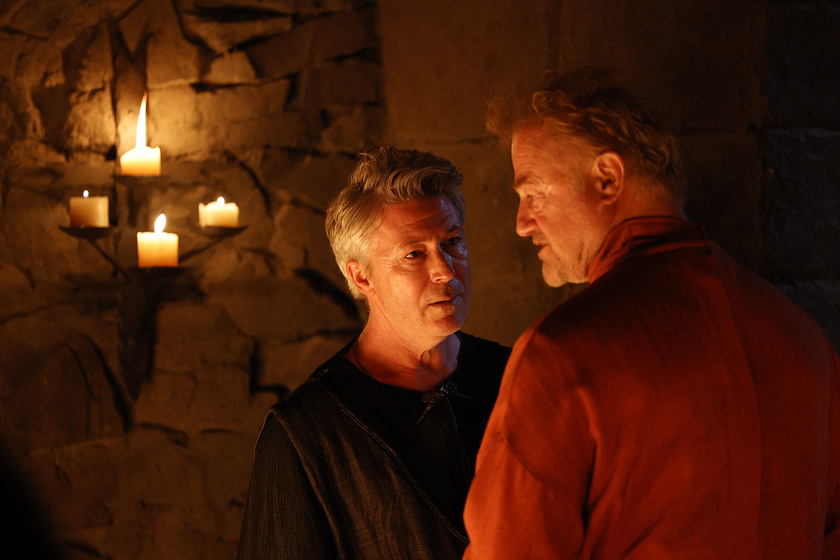 Aidan Gillen y Owen Teale en el-medico-2