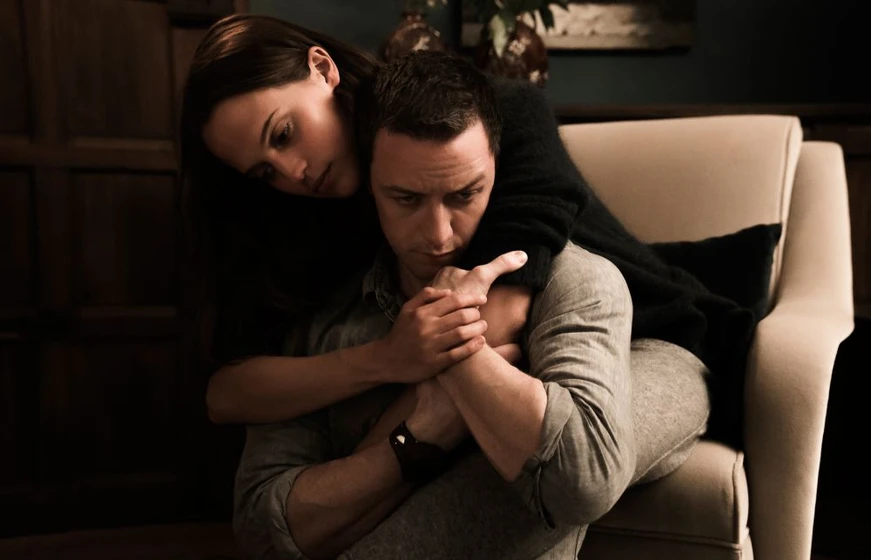 James McAvoy y Alicia Vikander en inmersion