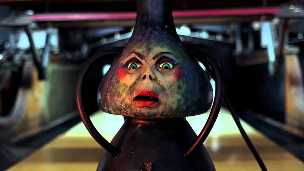 Michelle Mais en evil-bong
