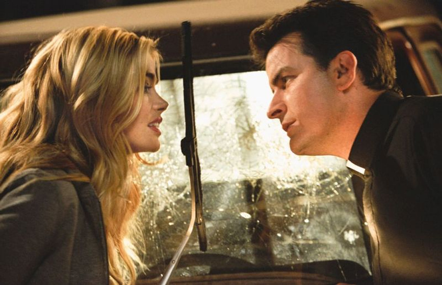 Denise Richards y Charlie Sheen en Scary Movie 3