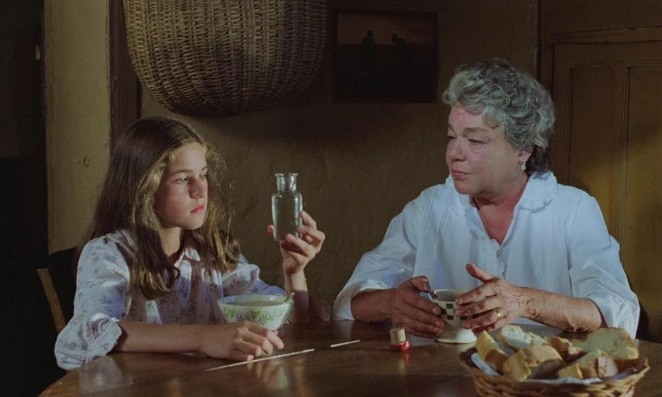 Simone Signoret y Laetitia Chauveau en la-adolescente