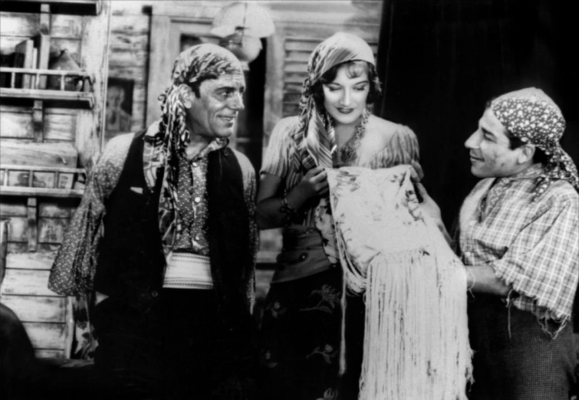 Joan Crawford, Lon Chaney y John George en garras-humanas