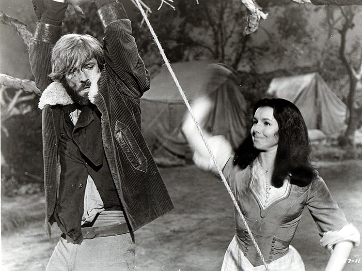 John Drew Barrymore y Kathryn Hays en Tierra Salvaje