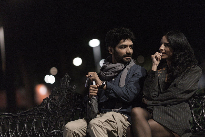 Aislinn Derbez y Christian Vazquez en Entre Paredes