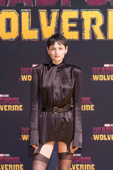 Emma Corrin en Deadpool y Lobezno