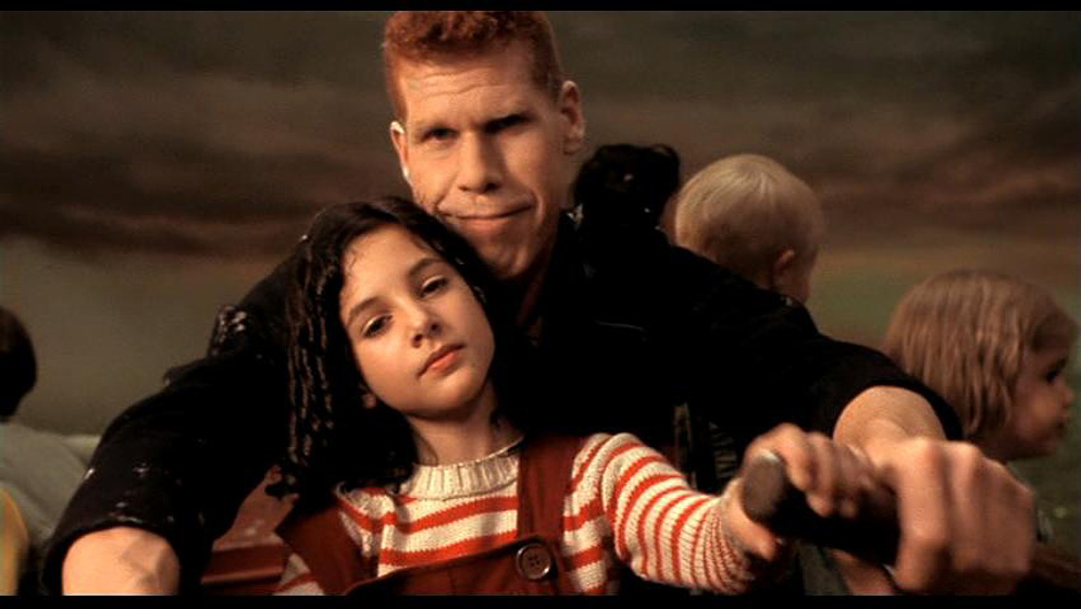 Ron Perlman y Judith Vittet en La Ciudad de los Niños Perdidos