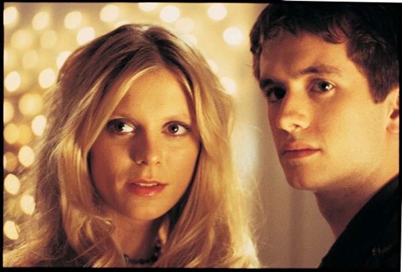 Sean Biggerstaff y Emilia Fox en cashback