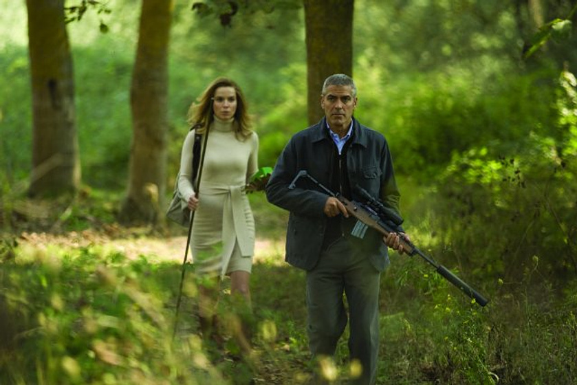 George Clooney y Thekla Reuten en El Americano