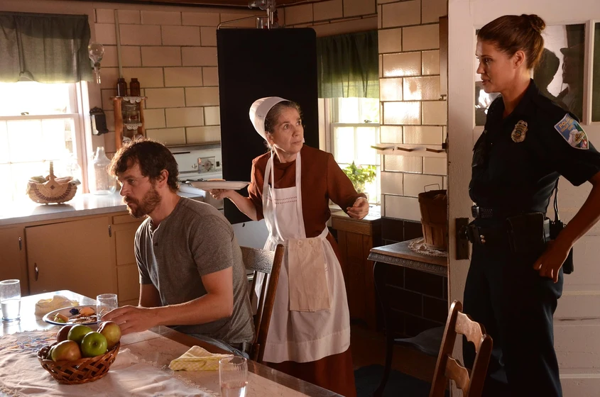 Tom Everett Scott, Sarah Lancaster y Annie Kitral en un-extrano-en-sugarcreek