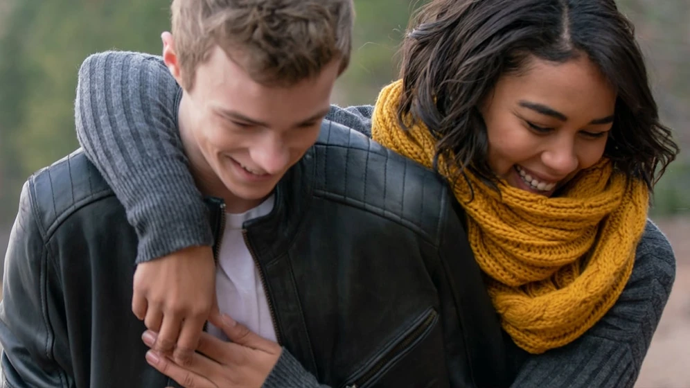 Alexandra Shipp y Nicholas Hamilton en un-amor-sin-fin