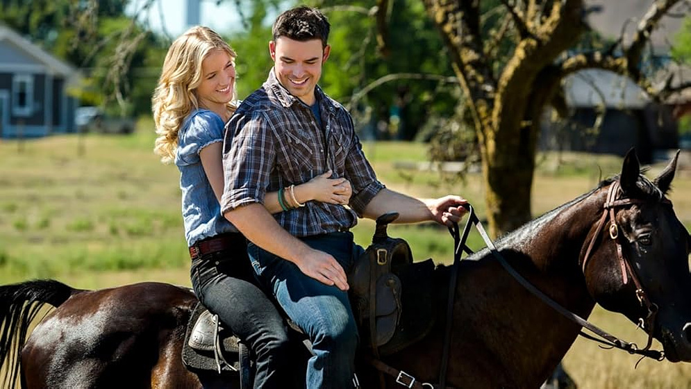 Jessy Schram y Jesse Hutch en Romance de Luna