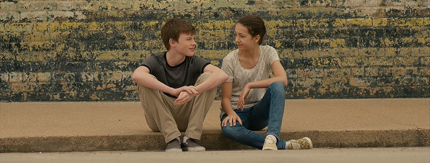 Emma Fuhrmann y Josh Wiggins en Perdidos en el Sol