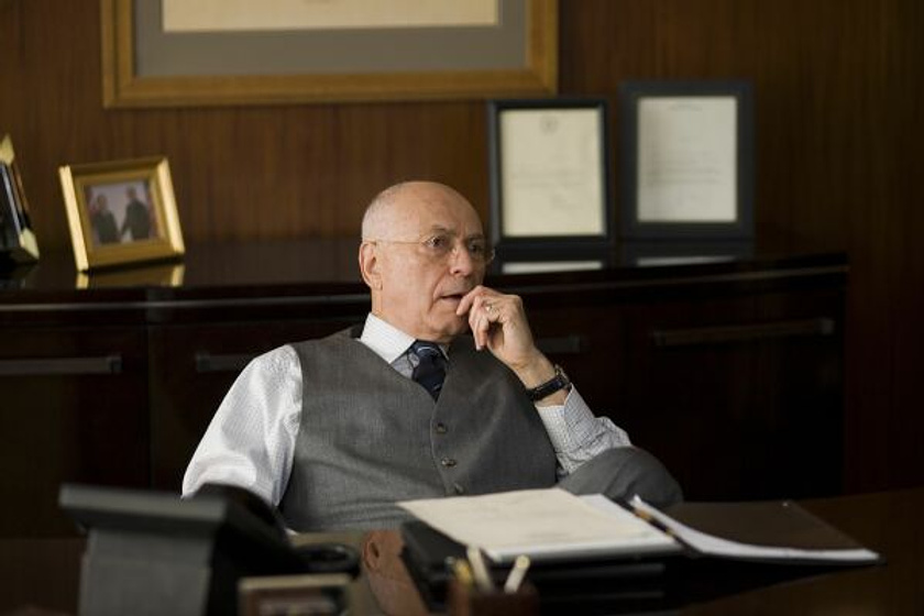 Alan Arkin en Expediente Anwar