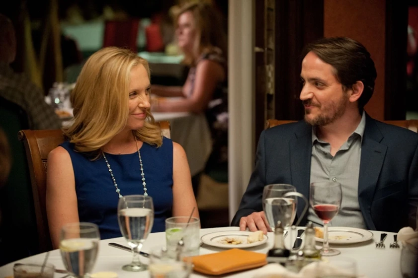 Toni Collette y Ben Falcone en sobran-las-palabras