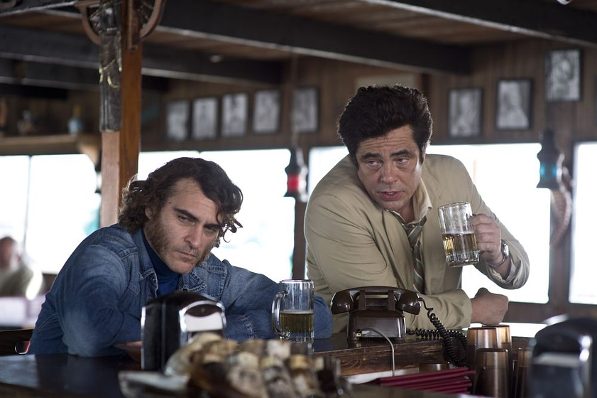 Joaquin Phoenix y Benicio Del Toro en Puro Vicio