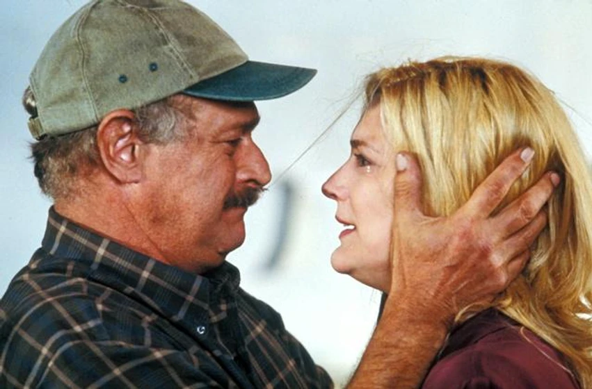 Gerald McRaney y Thea Gill en alerta-tornado