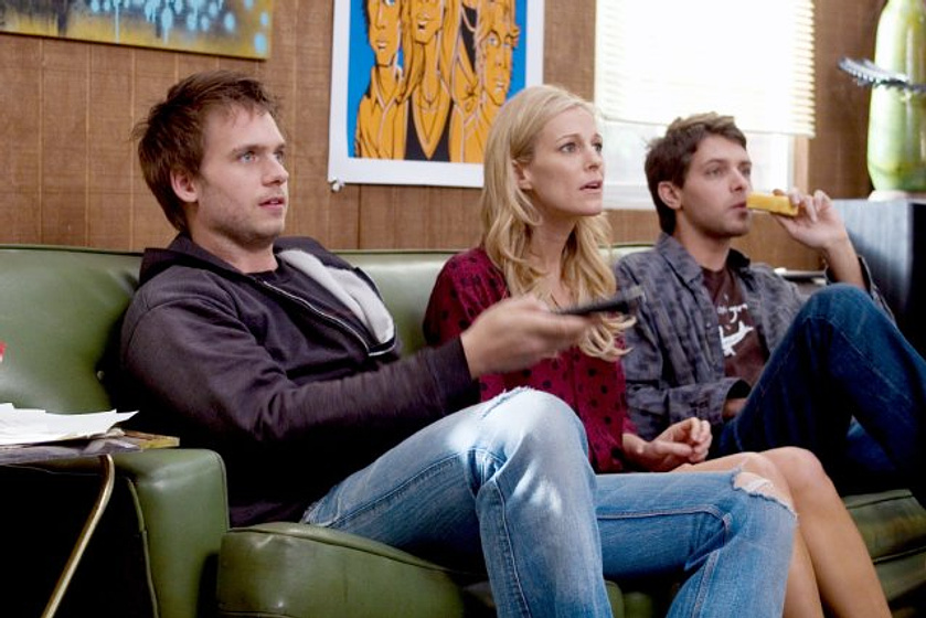 Patrick J. Adams, Tricia O'Kelley y Ryan Devlin en La chica del tiempo