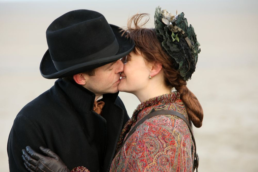 Romola Garai y Patrick Kennedy en Miss Marx