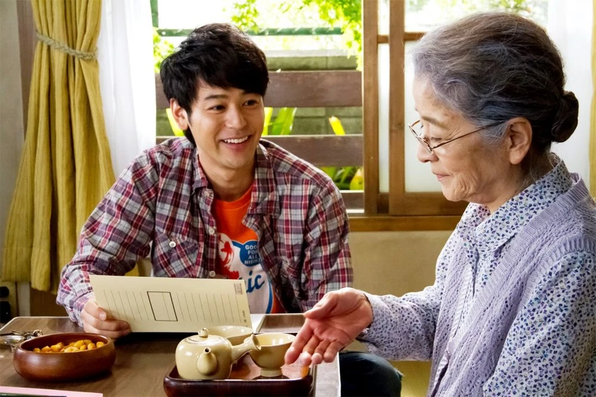 Satoshi Tsumabuki y Chieko Baisho en la-casa-del-tejado-rojo