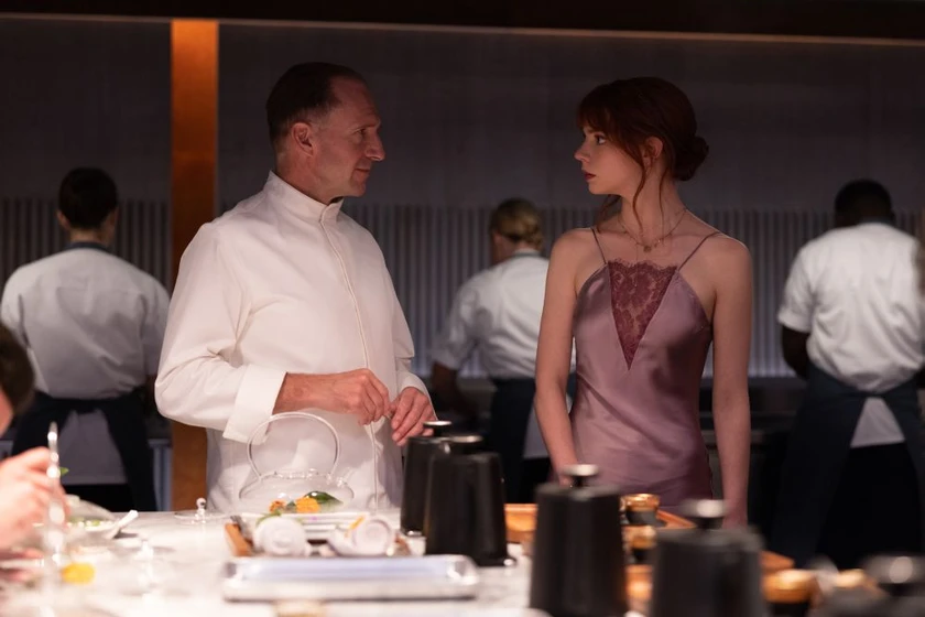 Ralph Fiennes y Anya Taylor-Joy en el-menu